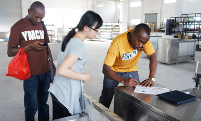 Nuestra empresa proporciona equipos de limpieza y transporte de cebolla para los clientes de Kenia.