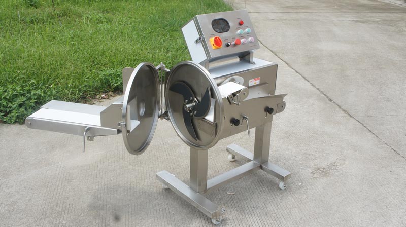 cortando carne congelada