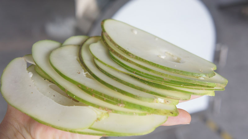 El precio del cortador de verduras no es muy caro.